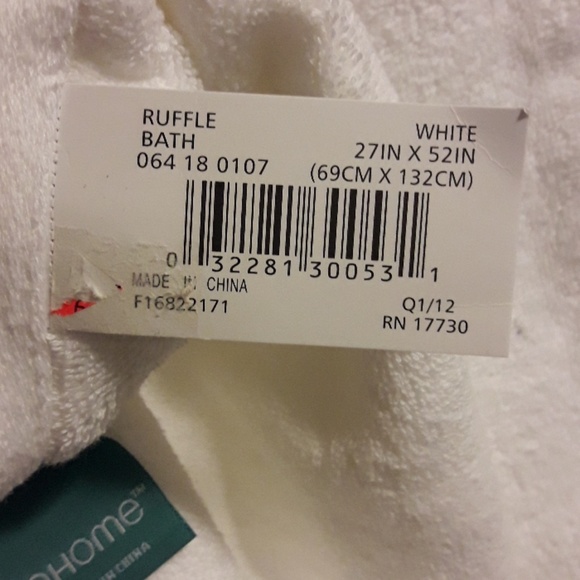 White Buffle Bath/Swim Towel With 3 Flower - Picture 3 of 6